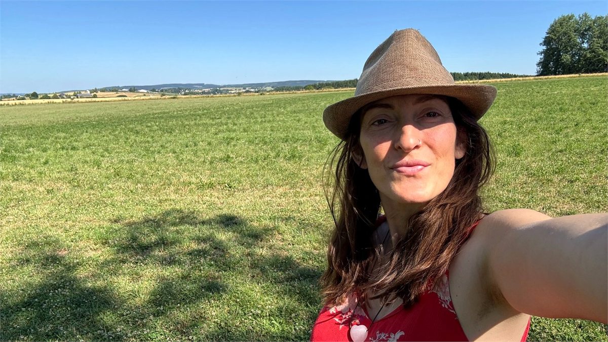 Karlien De Voecht buiten in de natuur